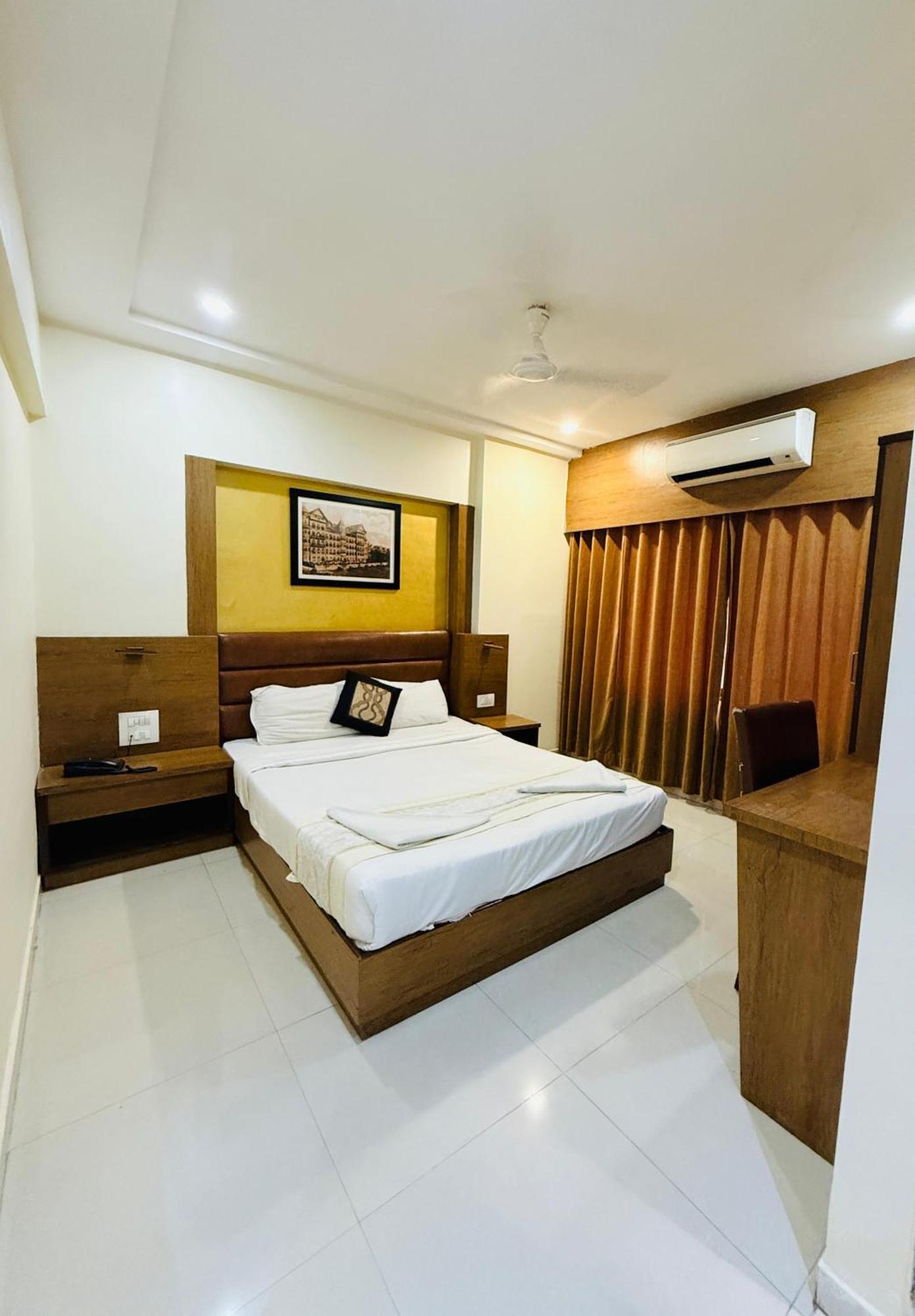 Hotel Crystal Luxury Inn- Bandra Mumbai Ngoại thất bức ảnh